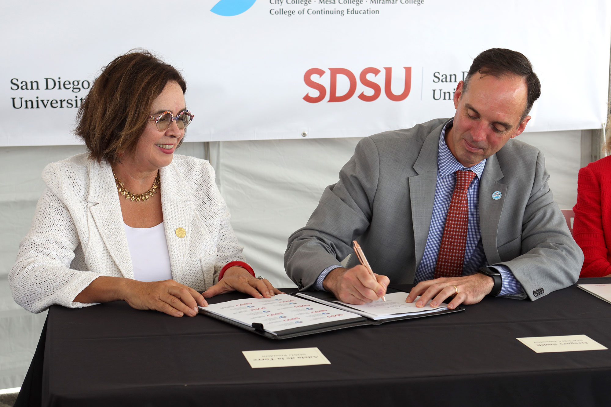 SDCCD Chancellor and SDSU President sign the memorandum