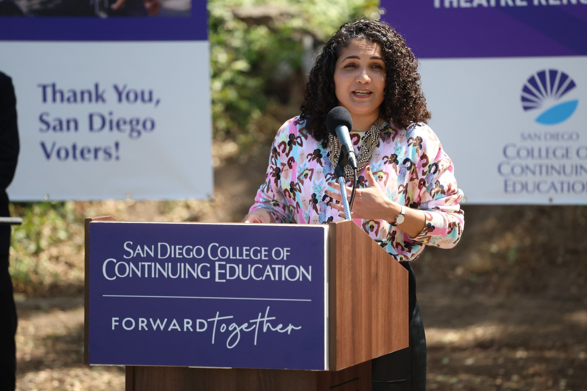 
A woman speaks at a podium
