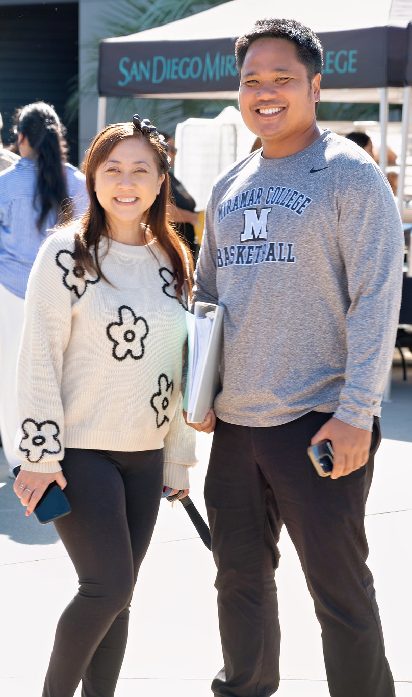 
Two Miramar students on campus.
